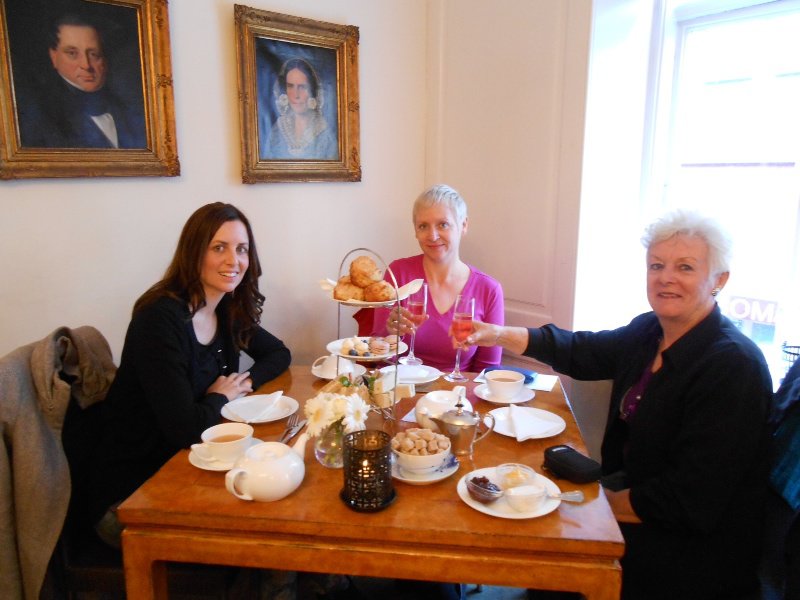 Mumsy & her darling daughters take morning tea