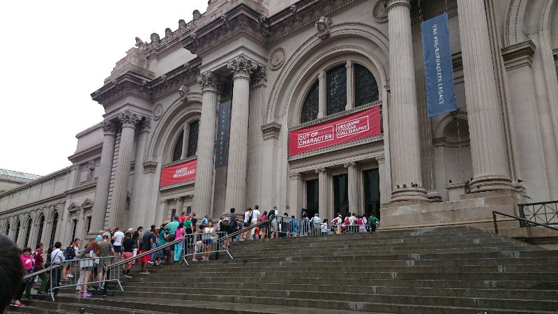 Queue ing to get into the Met