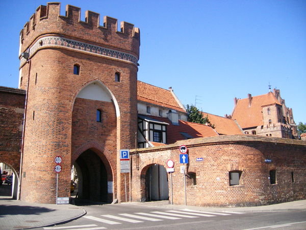 Gate & Wall to the city