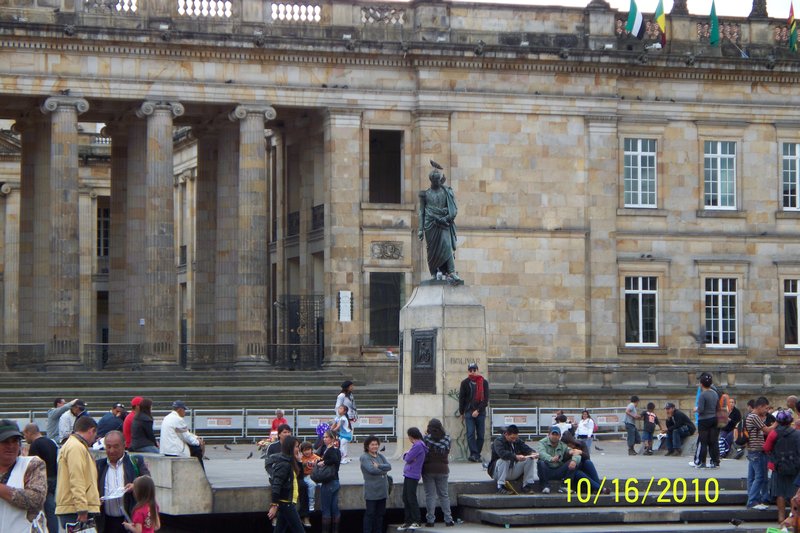 Plaza Bolivar statue1