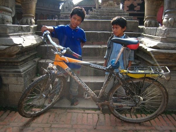 kids impressed with dirty bike