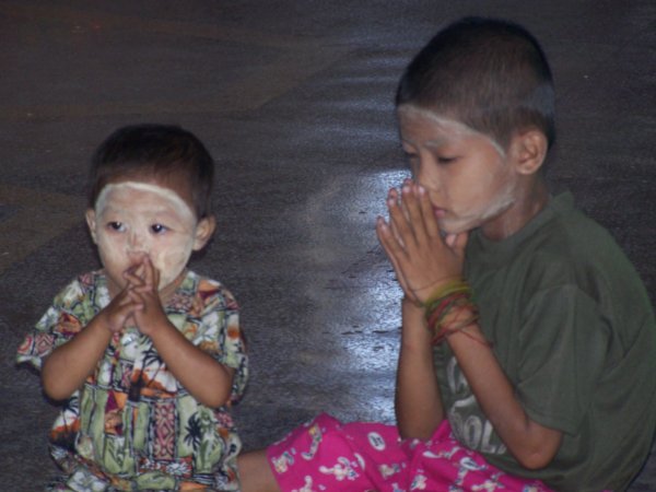 Children praying at the Chauk Htat Gyi Pagoda
