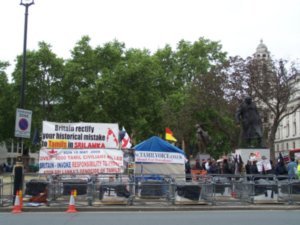 Tamil demonstraters near Winston Churchill´s statue