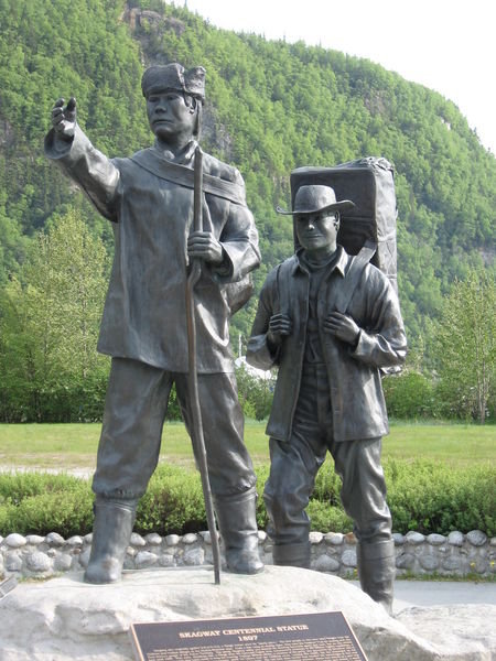 Statues dedicated to the men who searched for gold in the region