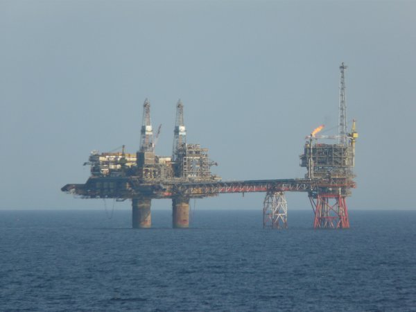 Ölbohrplattform im Atlantik