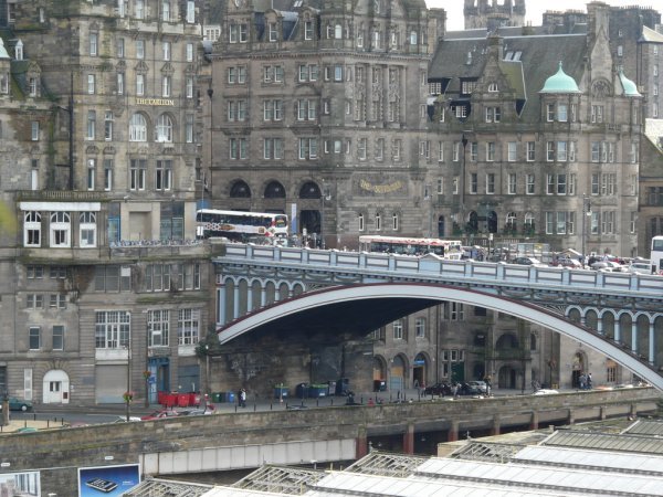 Die North Bridge an der Altstadt von Edinburgh