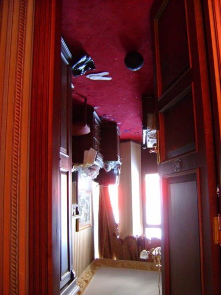 Room at hotel where Hande Yener filming 