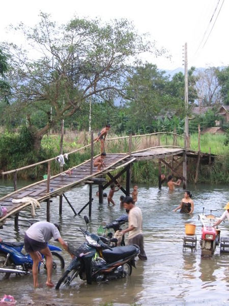 Life revolving around the river (kids swimming, women bathing, men washing their motorbikes!)