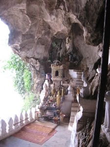 Pak Ou caves & many Buddhas!