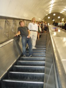 escalator going to the tube