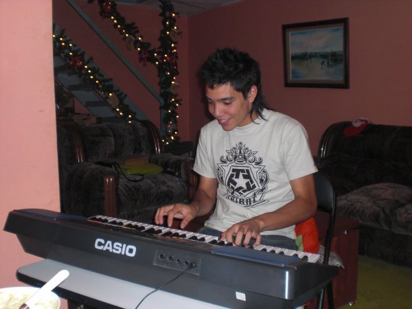 PÃ­pe playing piano