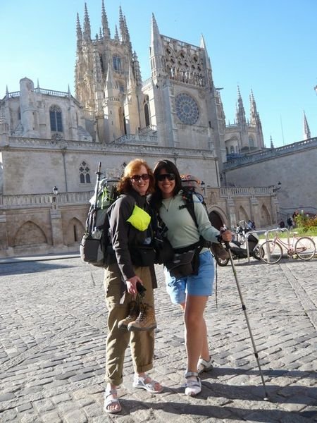 Laura & Patricia in front of the Burgos Cathedral