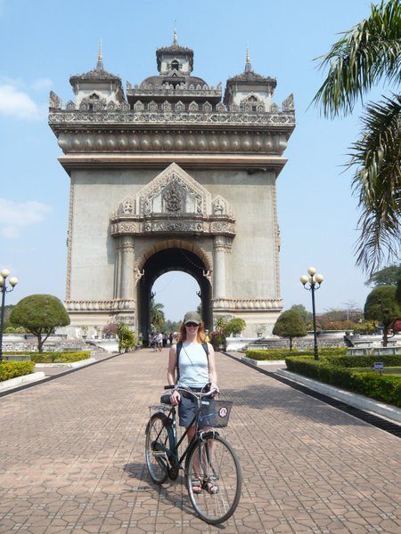 Patuxai, Vientiane's Arc de Triomphe replica