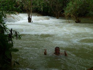Luang Prabang: swimming in the waterfall! brrrr