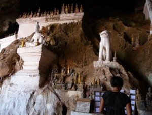 over 4,000 buddha statues