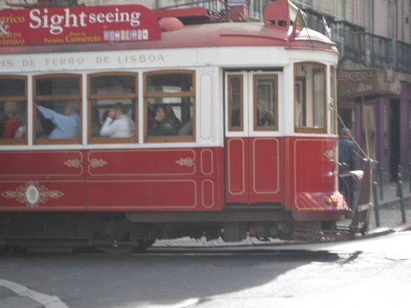 Another older style Lisboa tram