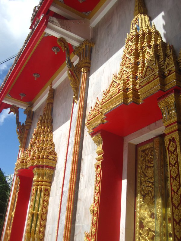 The architecture at Wat Chalong