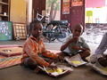 Broedrene fra child labour spiser madpakker: ris pakket ind i bananblade!