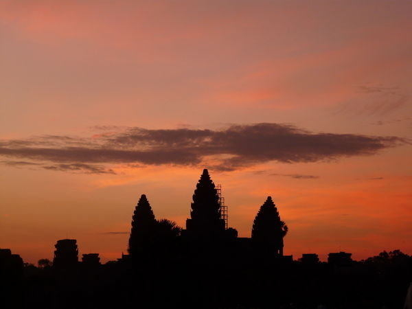 Sunrise over Angkor (2)