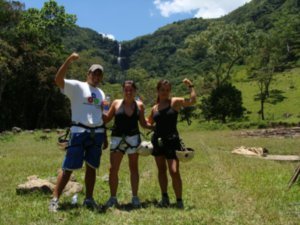 The rappeling crew...my new buddies from Seattle...Laura la Argentina y Mateo el Colombiano...such a fun couple!