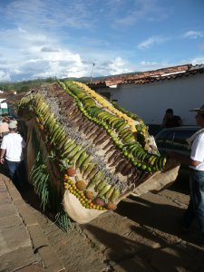 This float was so beautiful...decorated in maiz, frijol, platano, and other locally grown staple foods...like the Barichara version of the Rose parade! 