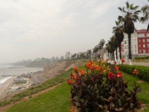 A few scenes of the Miraflores neighborhood (rich, modern, and beautiful) in Lima. I spent 2 days there after a 22 hour bus ride from Cusco! Ugh!º