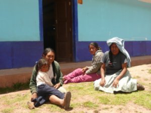 Along with the support of Peru´s Challenge, the mothers of the community have organized a cooperative where they made handicrafts and weavings to sell to the tourists and volunteers as a source of much needed income. 