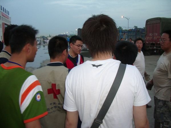 Volunteers are having a briefing before taking the long journey to the earthquake area.
