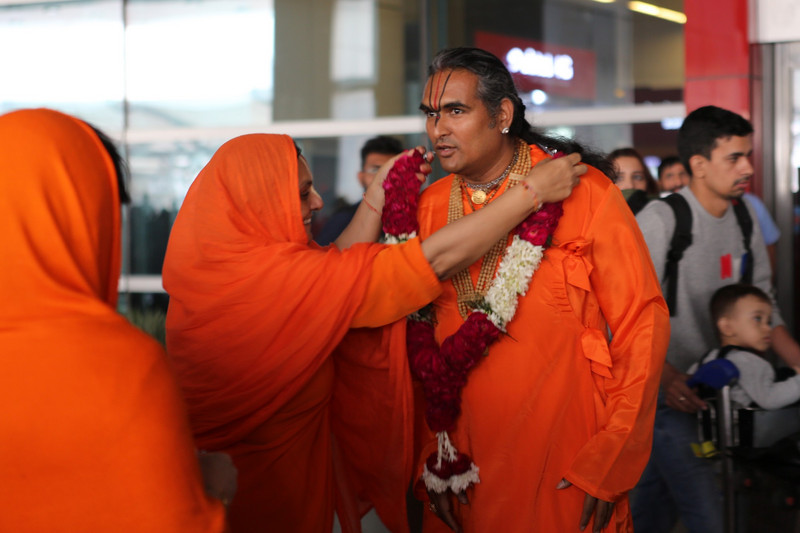 welcoming Paramahamsa Vishwananda at Delhi Airport