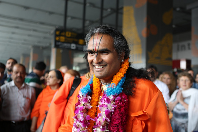 welcoming Paramahamsa Vishwananda at Delhi Airport