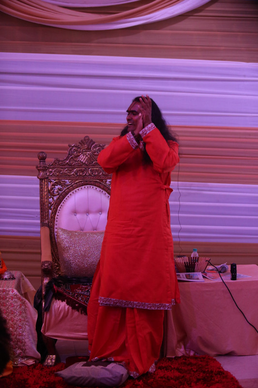 Paramahamsa Vishwananda singing and dancing with us after satsang