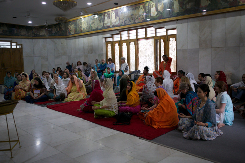 evening prayers at the Anandamayi Ma Samadhi