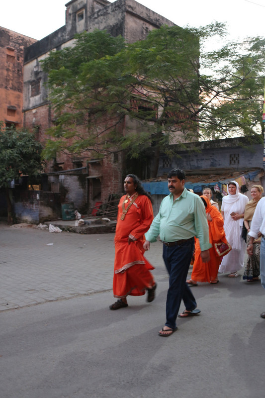 Paramahamsa Vishwananda on the way to the Ganges near Anandamayi Ma's Samadhi