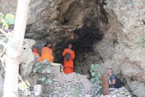 Paramahamsa Vishwananda in the cave where Sage Vashishta's wife meditated at the Ganges