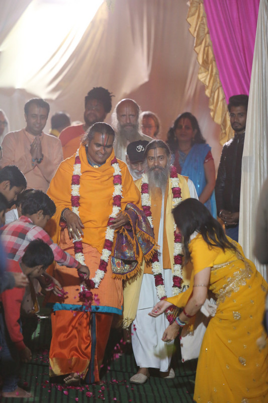 Paramahamsa Vishwananda arriving for the Karthik Night celebration