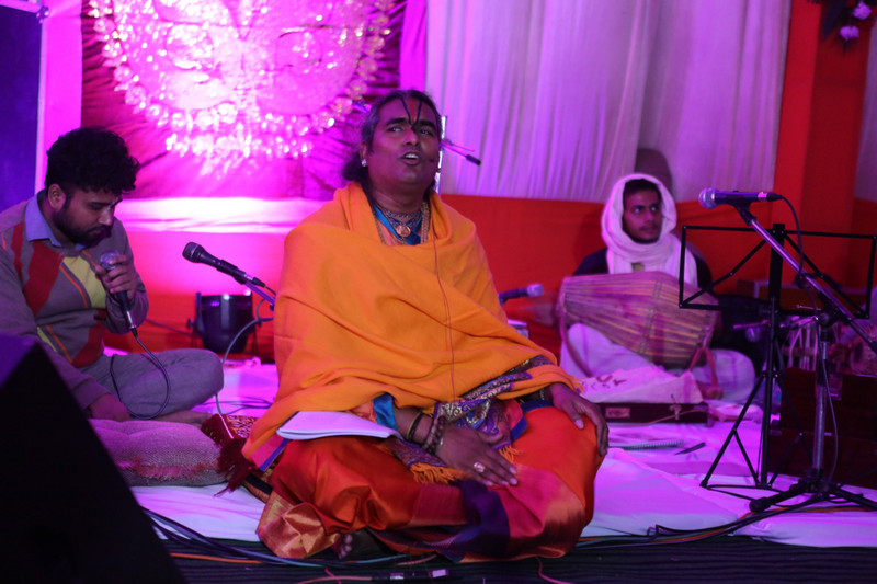 Paramahamsa Vishwananda singing for us during Karthik Night