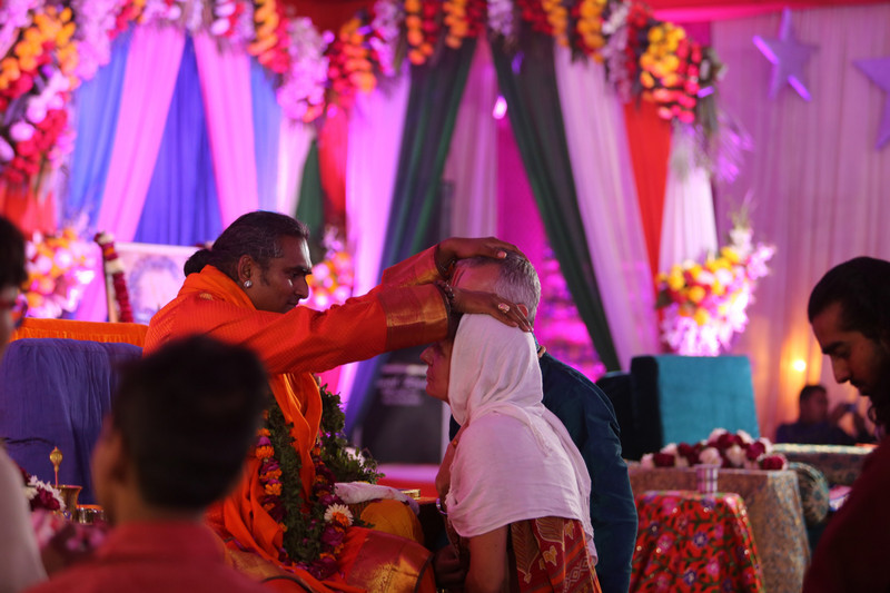 Paramahamsa Vishwananda giving Darshan to us!