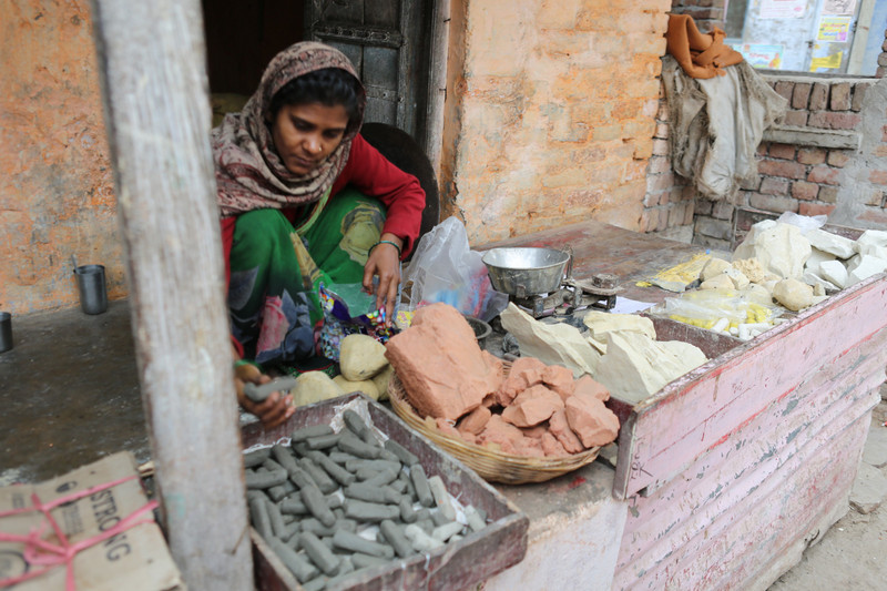 lady selling a special chandam - Radha chandam