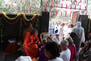 Paramahamsa Vishwananda talking to some devotees