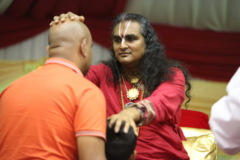 Paramahamsa Vishwananda giving darshan