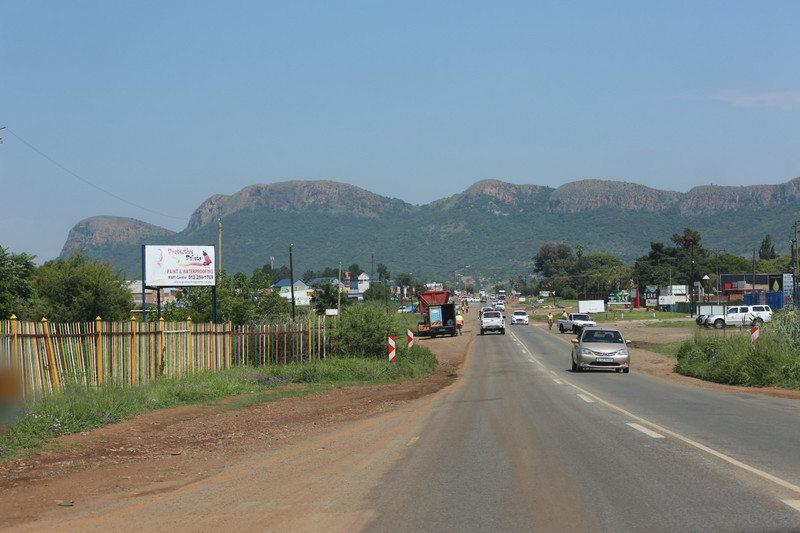 approaching Magaliesberg on the road