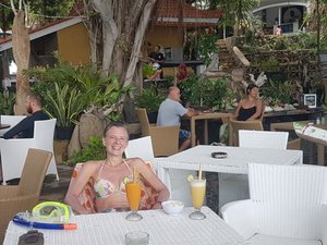 chilling with our juice after snorkelling