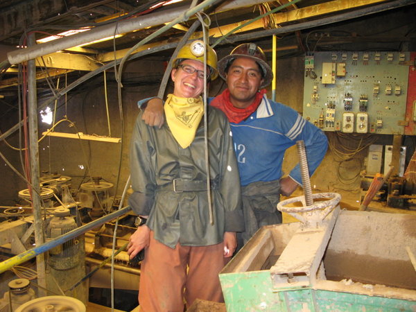 Nina und Oscar in einer Fabrik, die das abgebaute Gestein weiterverarbeitet