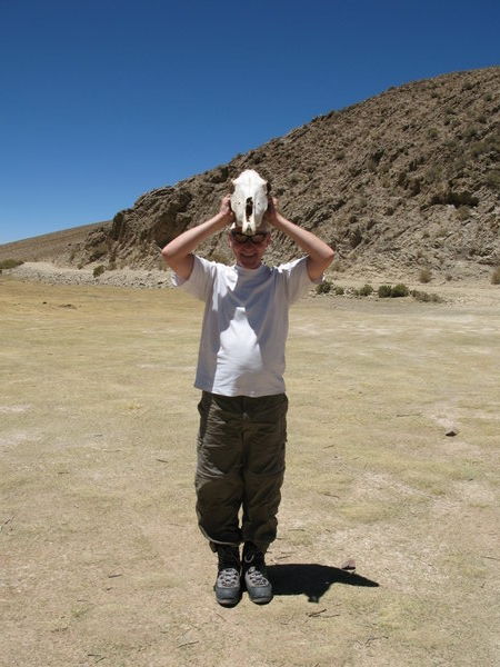 Markus mit einem Eselschaedel