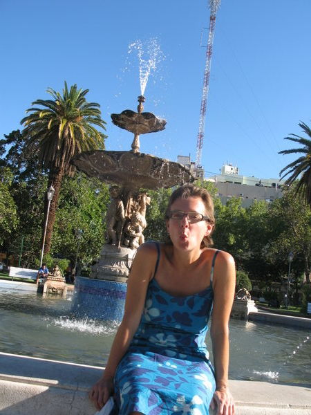 Nina auf dem Plaza in San Juan