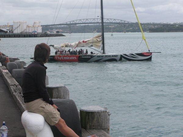 Nina am Hafen vor der Harbour Bridge beim Beobachten der Maxi Yacht vom Team Neuseeland 