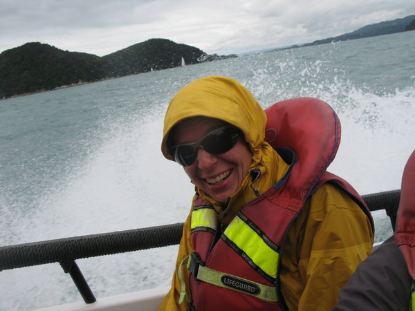 Nina auf dem Wassertaxi im Abel Tasman 