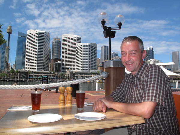 Beim nachmittaeglichen Bierchen im Darling Harbour