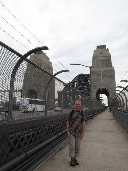 Markus beim Spaziergang auf der Harbour Bridge