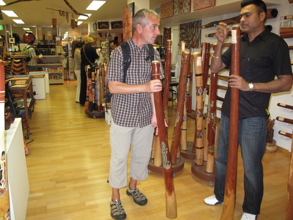Hier liessen wir uns einmal alles ueber die Didgeridoos erklaeren (auch wenn wir keines gekauft haben)